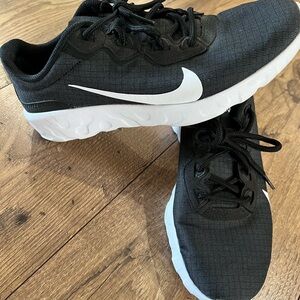 Women Nike 8.5 black